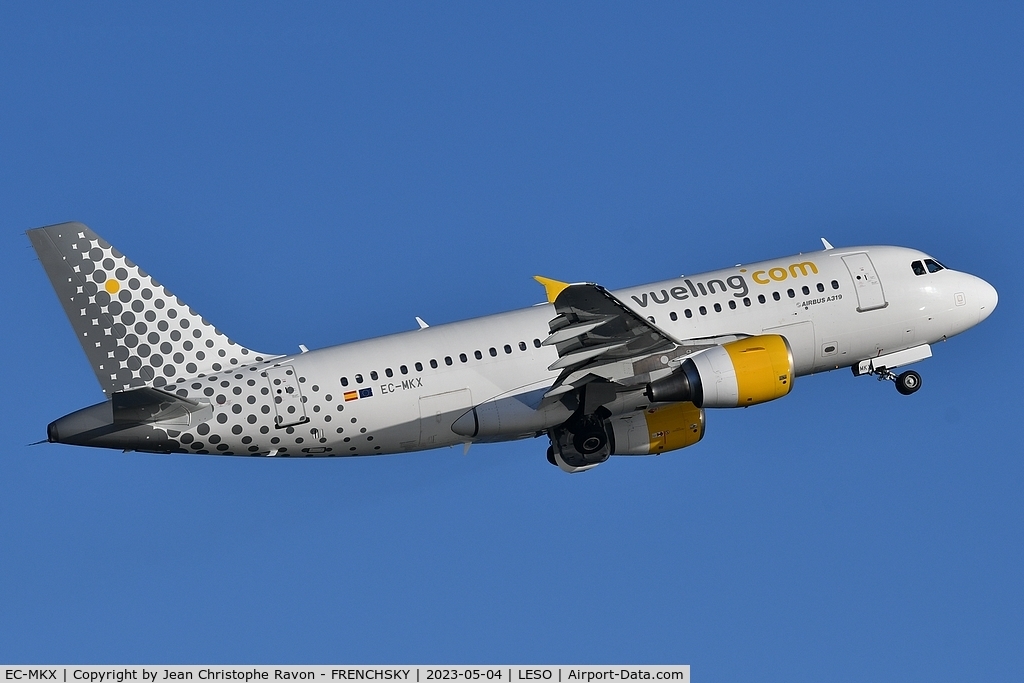 EC-MKX, 2007 Airbus A319-111 C/N 3054, Vueling take off to Barcelona