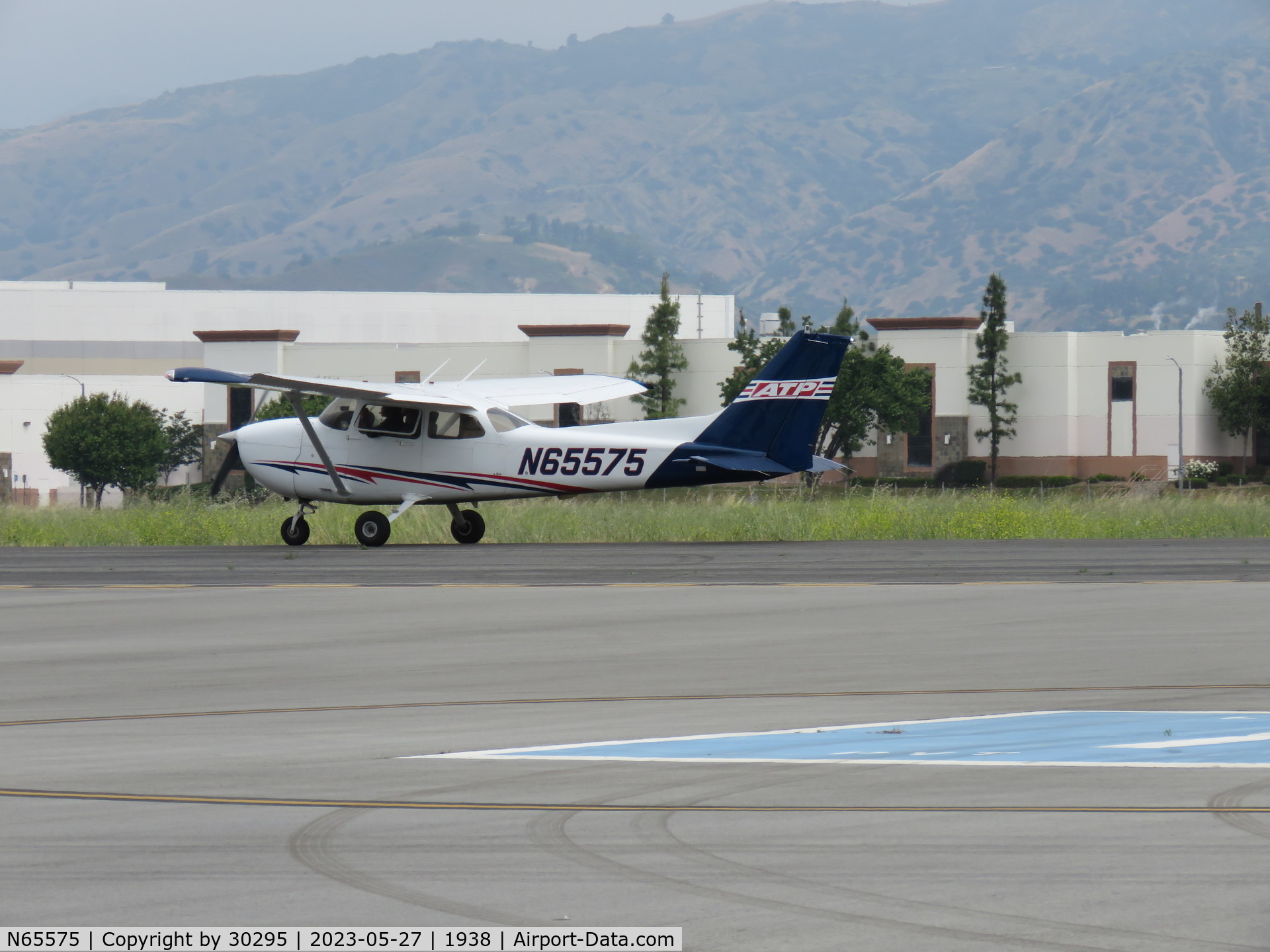 N65575, 2004 Cessna 172S C/N 172S9728, Taxiing
