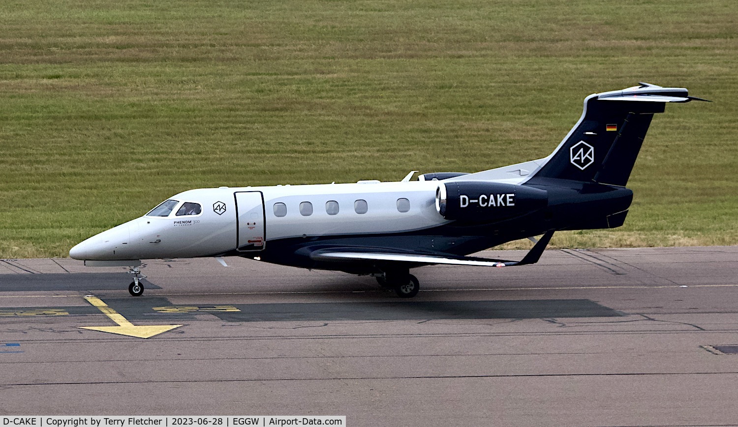 D-CAKE, 2017 Embraer EMB-505 Phenom 300 C/N 50500404, At Luton Airport