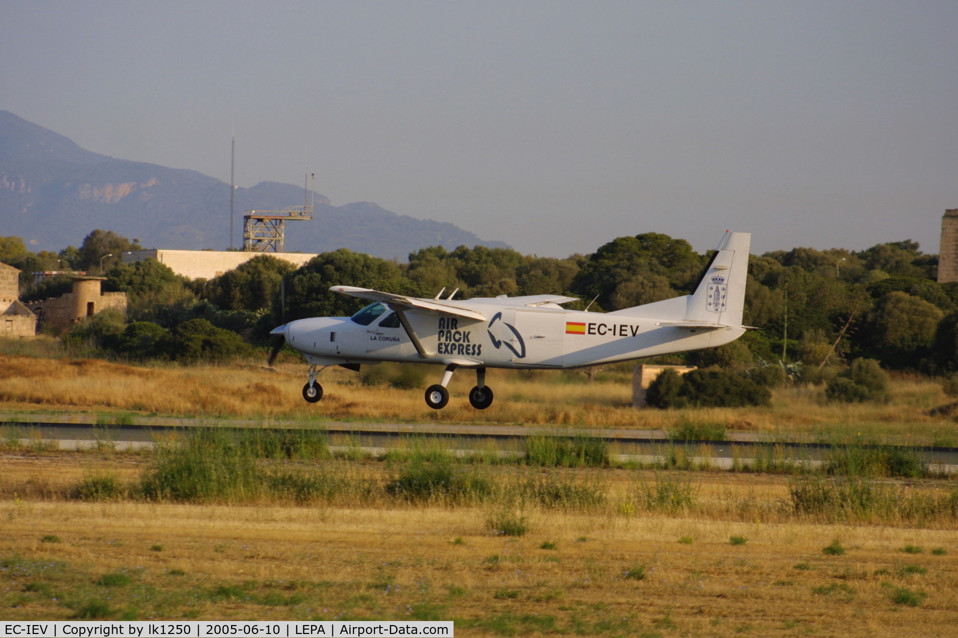 EC-IEV, 2002 Cessna 208B  Grand Caravan C/N 208B0936, This Cessna 208B EC-IEV flies for Air Pack Express end lands here at Palma in June 2005