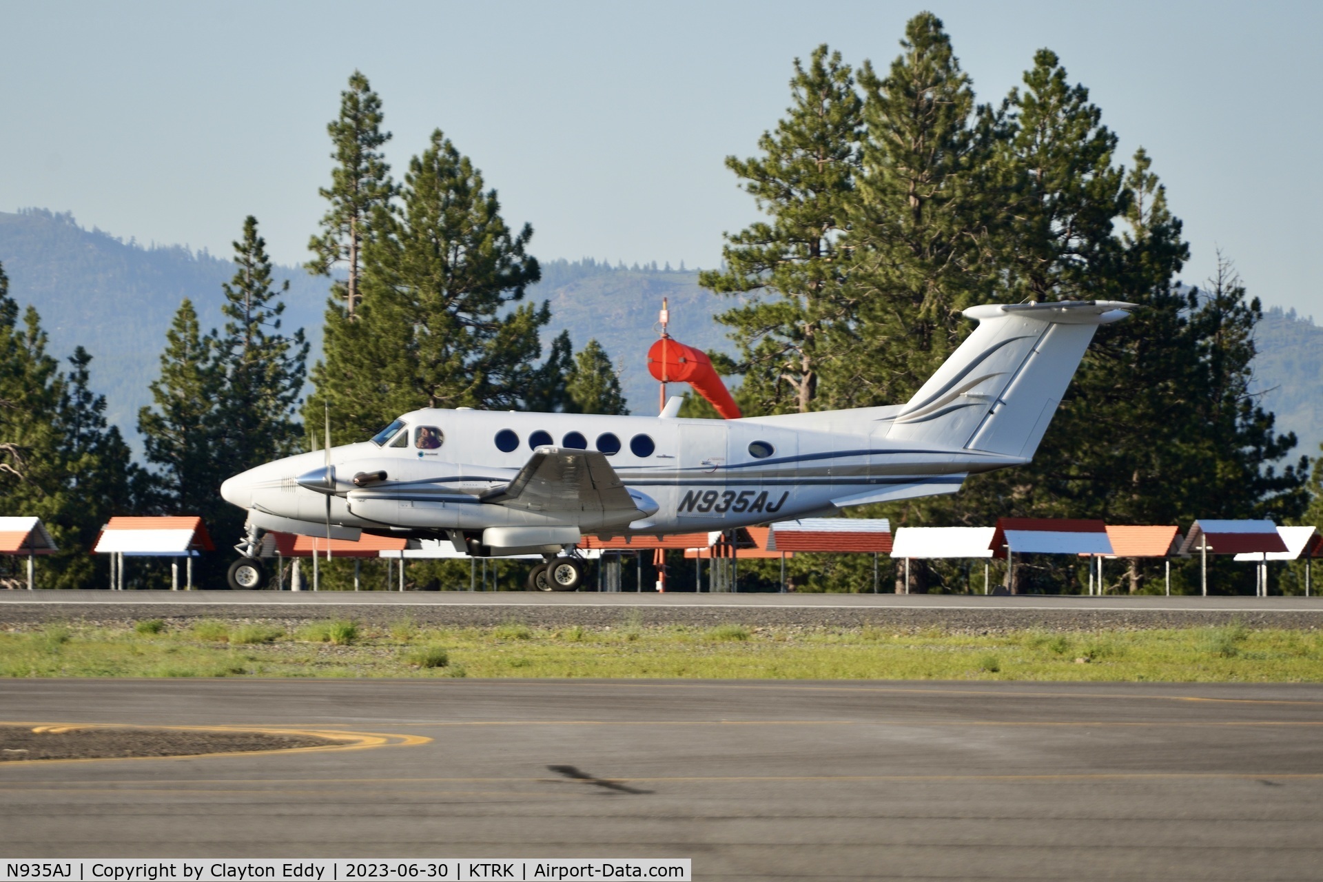 N935AJ, 1981 Beech B200 King Air C/N BB-935, Truckee Tahoe airport in California 2023.