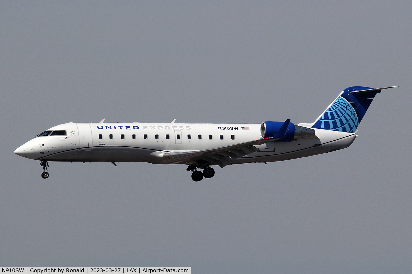 N910SW, 2001 Bombardier CRJ-200LR (CL-600-2B19) C/N 7566, at lax