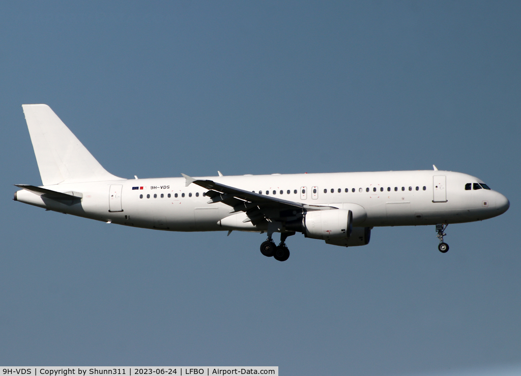 9H-VDS, 2002 Airbus A320-214 C/N 1757, Landing rwy 32L in all white c/s without titles... Tunisair flight...