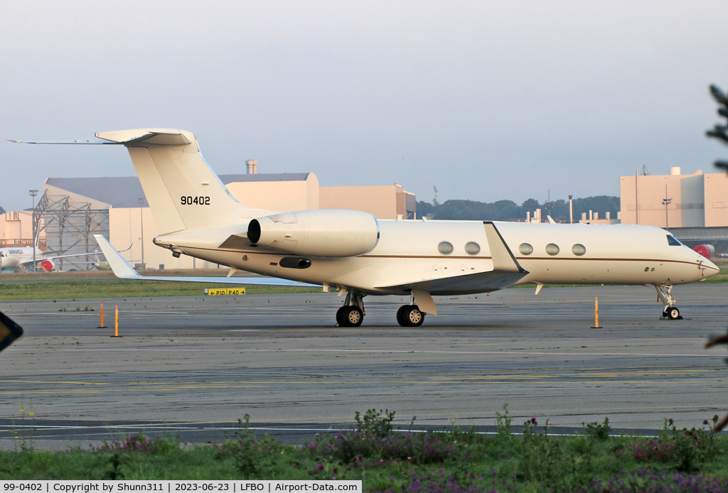 99-0402, 2000 Gulfstream Aerospace C-37A (Gulfstream V) C/N 571, Parked at the General Aviation area...