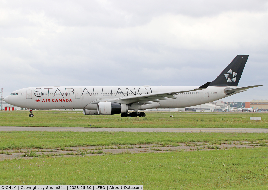 C-GHLM, 2001 Airbus A330-343 C/N 0419, Taxiing holding point rwy 32R fordeparture... Star Alliance c/s