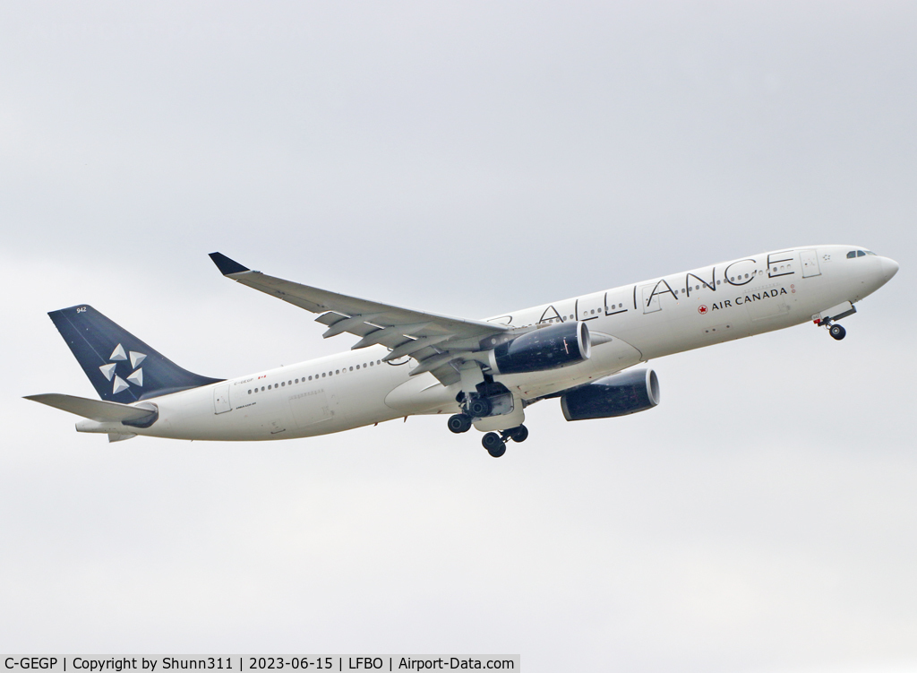 C-GEGP, 2009 Airbus A330-343E C/N 1015, Taking off from rwy 32L in Star Alliance c/s...