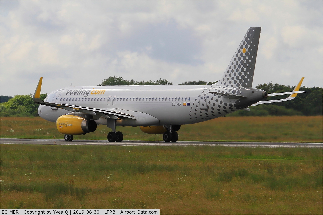 EC-MER, 2015 Airbus A320-232 C/N 6510, Airbus A320-232, Taxiing, Brest-Bretagne airport (LFRB-BES)