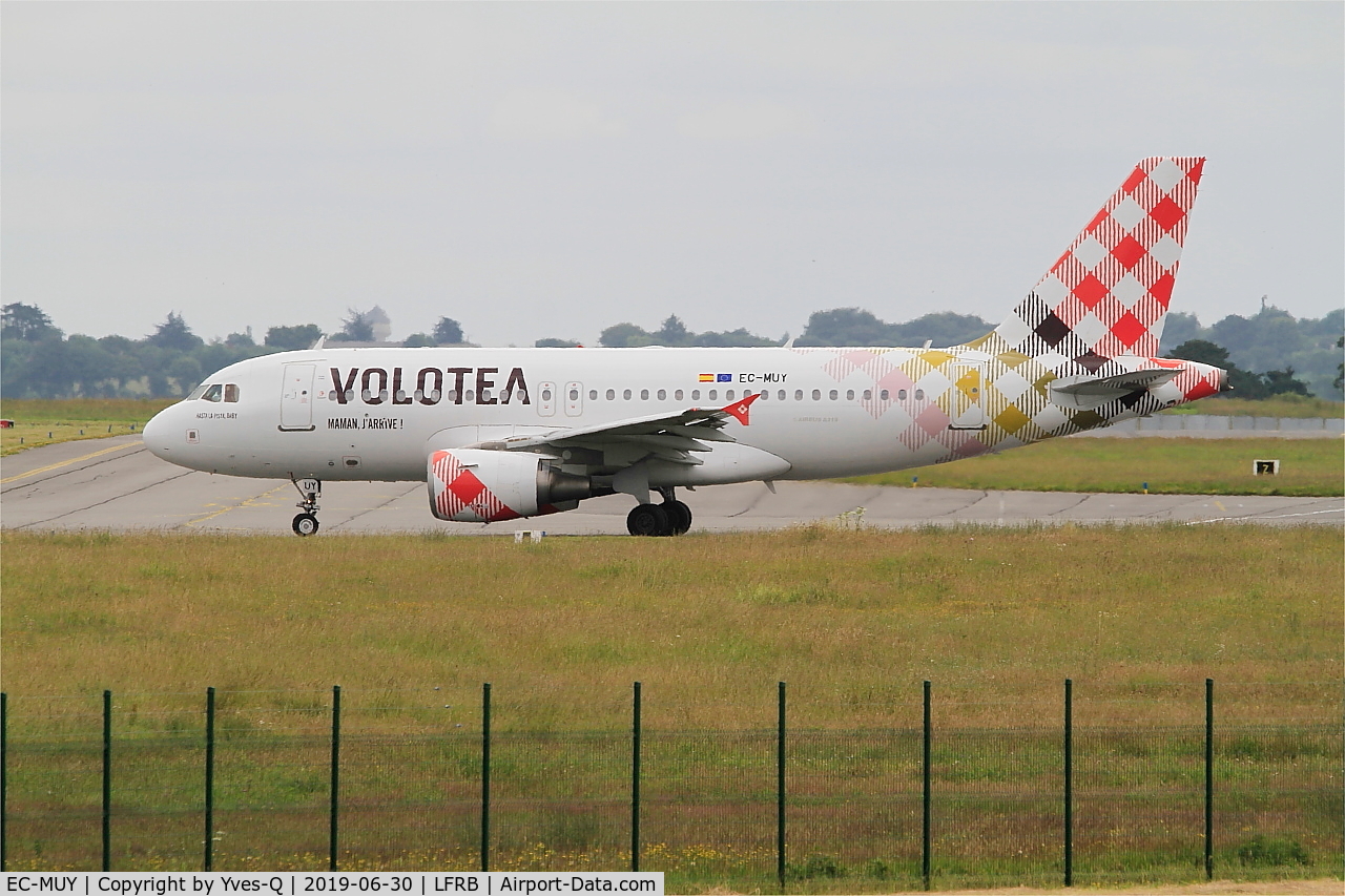 EC-MUY, 2003 Airbus A319-111 C/N 2050, Airbus A319-111, Taxiing, Brest-Bretagne airport (LFRB-BES)