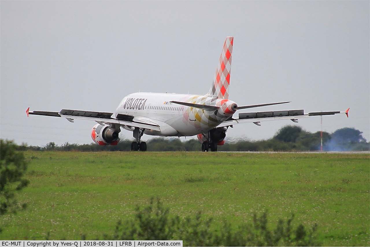 EC-MUT, 2004 Airbus A319-111 C/N 2240, Airbus A319-111, Landing rwy 25L, Brest-Bretagne Airport (LFRB-BES)