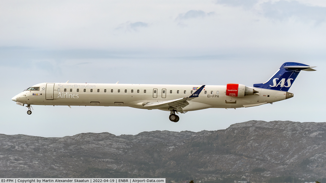 EI-FPH, 2016 Bombardier CRJ-900LR (CL-600-2D24) C/N 15409, Short final runway 17.