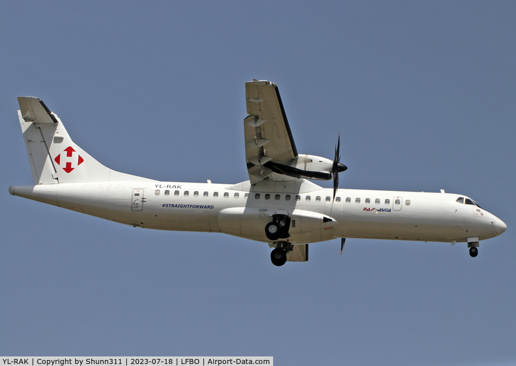 YL-RAK, 1997 ATR 72-212A C/N 499, Landing rwy 14R