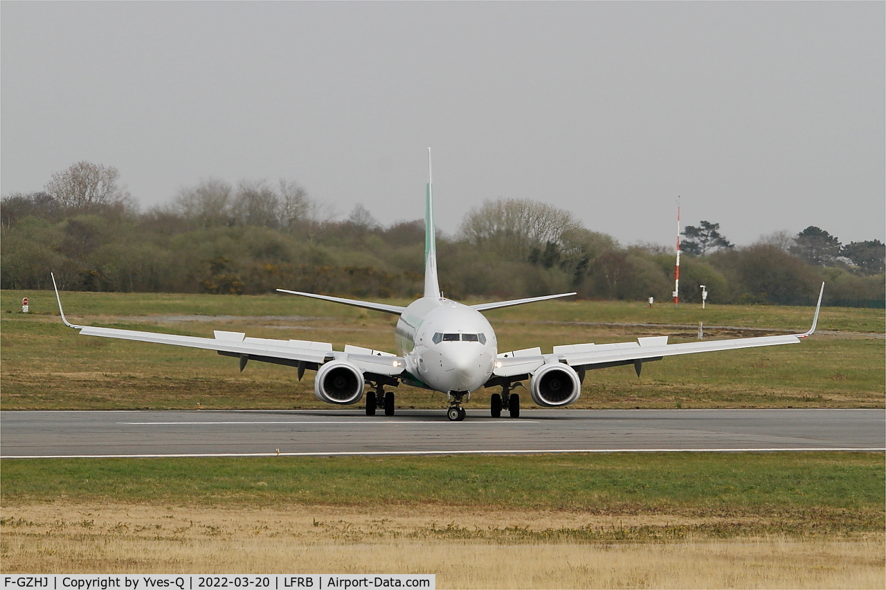 F-GZHJ, 2013 Boeing 737-86J C/N 37778, Boeing 737-86J, U-Turn after landing, Brest-Bretagne Airport (LFRB-BES)
