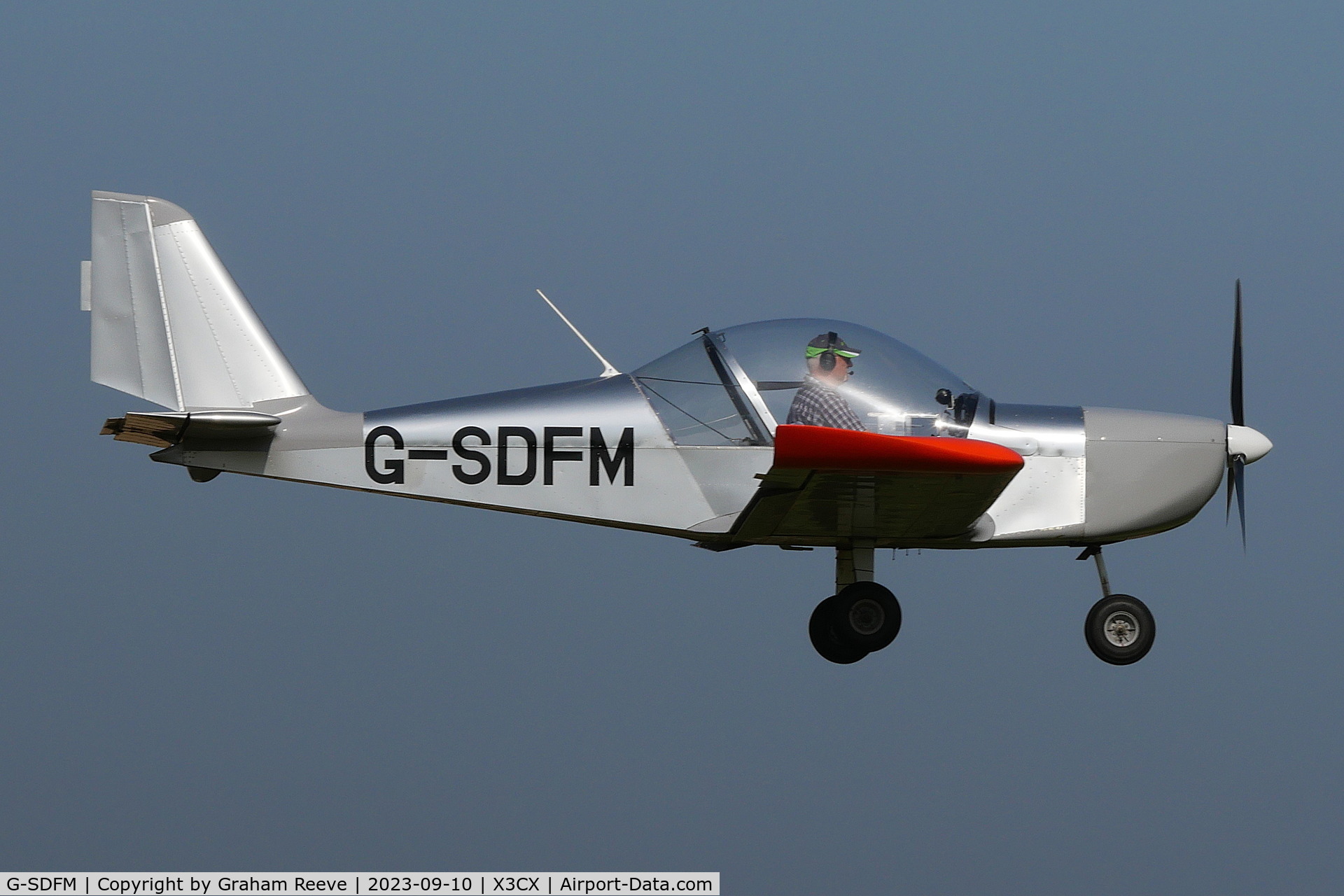 G-SDFM, 2002 Aerotechnik EV-97 Eurostar C/N PFA 315-13884, Landing at Northrepps.