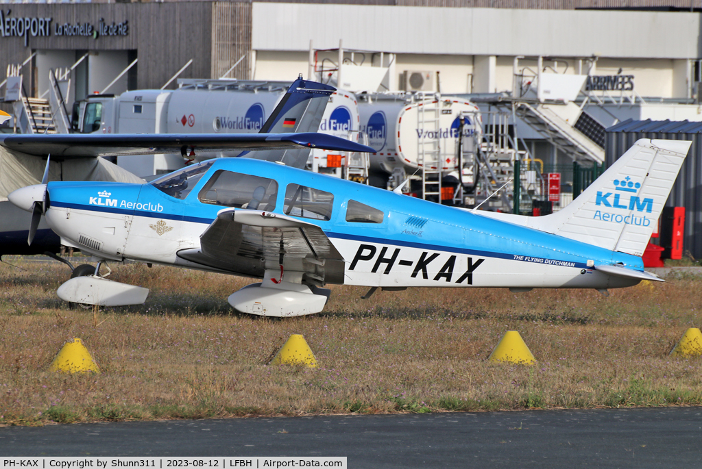 PH-KAX, 1986 Piper PA-28-181 Archer C/N 2890001, Parked on the grass...