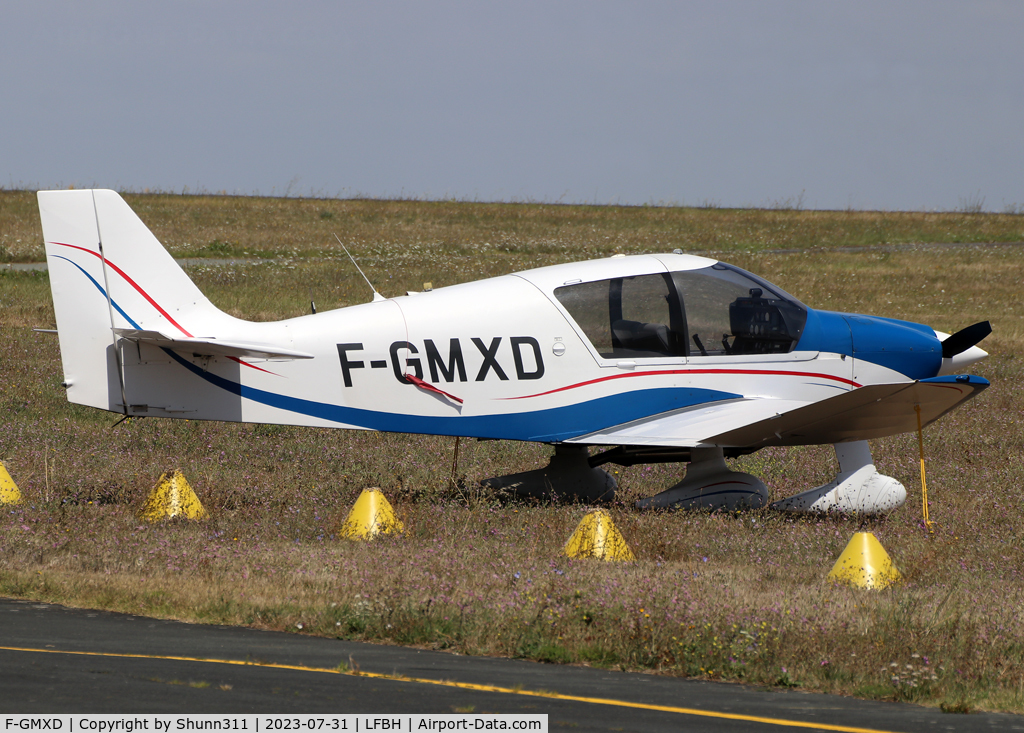 F-GMXD, Robin DR-400-140B Major C/N 2214, Parked in the grass