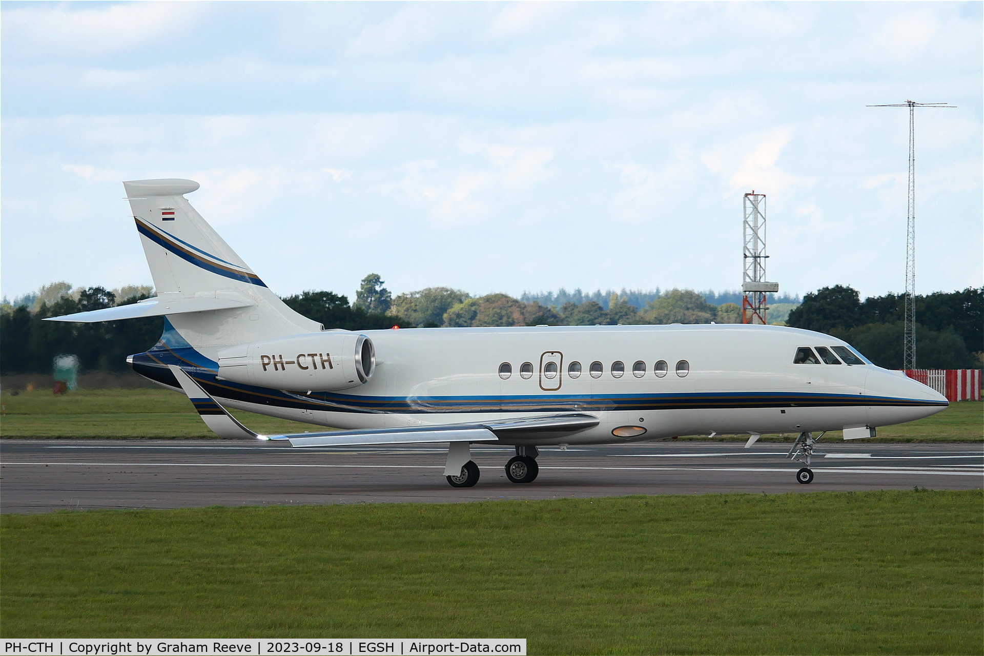 PH-CTH, 2011 Dassault Falcon 2000LX C/N 194, Departing from Norwich.
