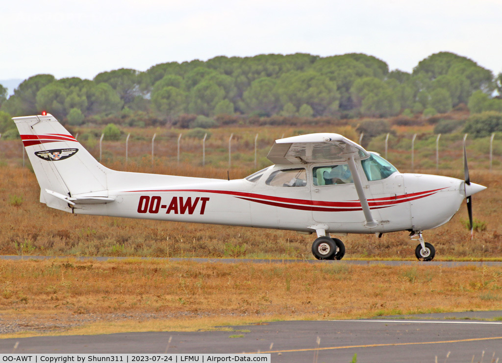 OO-AWT, 1975 Reims F172M II Skyhawk C/N 1236, Taxiing for departure...
