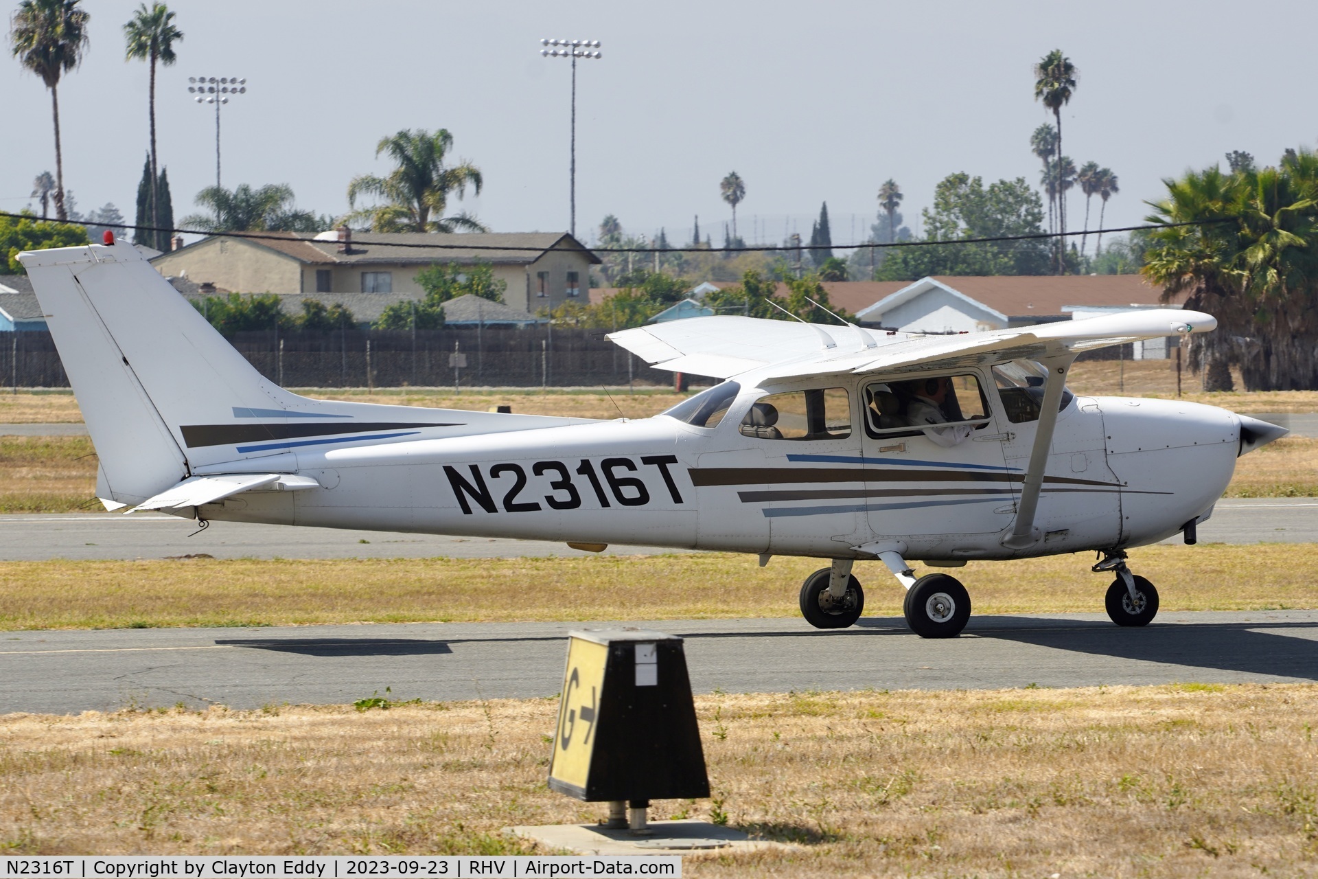 N2316T, 1999 Cessna 172R C/N 17280694, Reid-Hillview Airport Community Day California 2023,