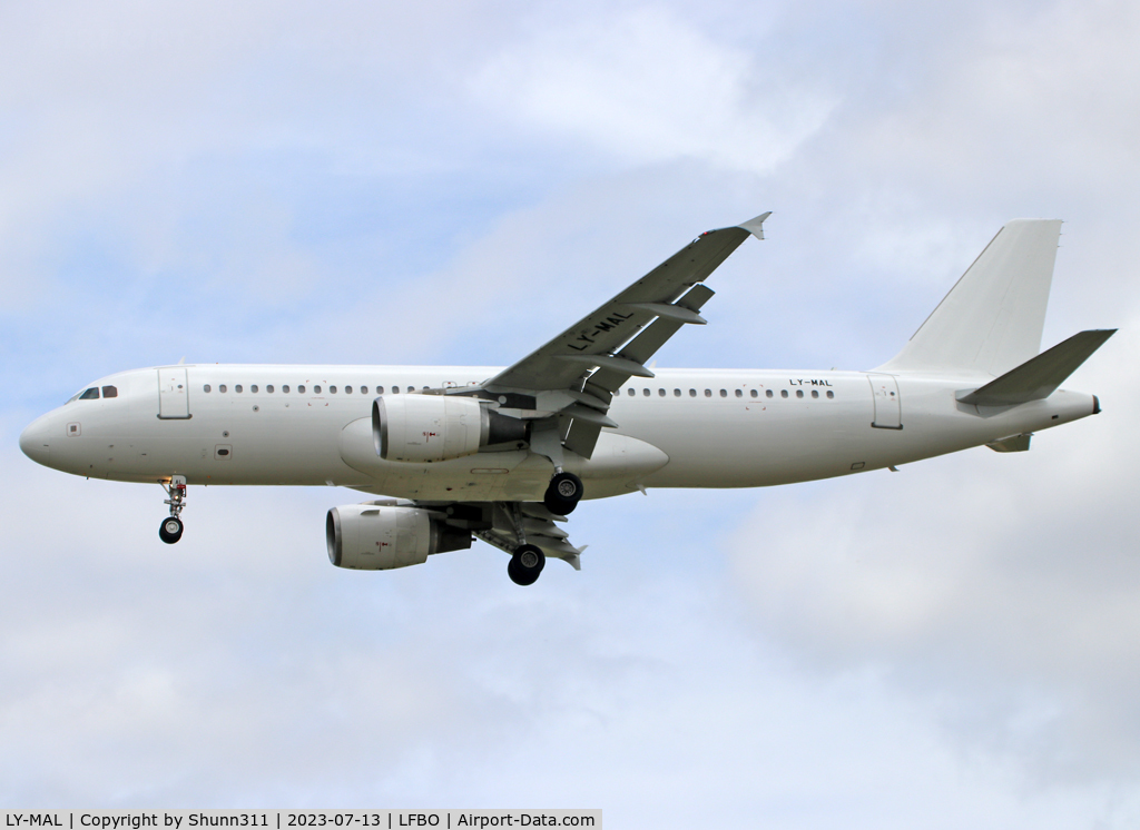 LY-MAL, 2007 Airbus A320-214 C/N 3068, Landing rwy 32L... Vueling summer 2023 lease...