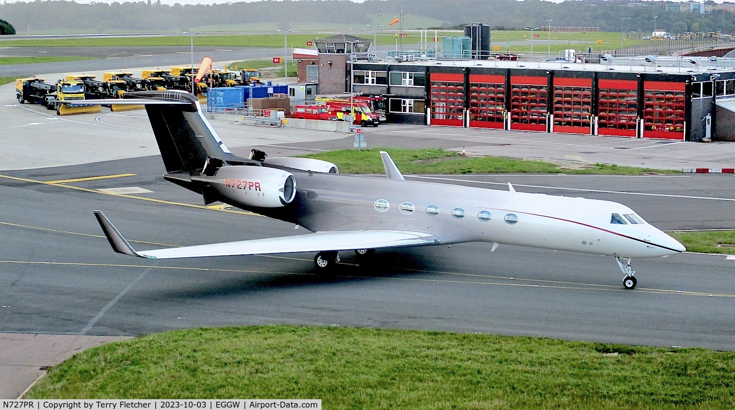 N727PR, 2000 Gulfstream Aerospace G-V C/N 613, At Luton Airport