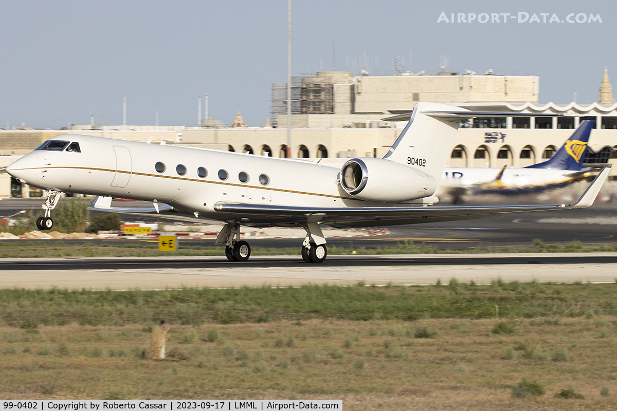 99-0402, 2000 Gulfstream Aerospace C-37A (Gulfstream V) C/N 571, Runway 31