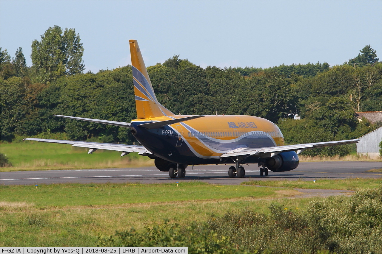 F-GZTA, 1998 Boeing 737-33V(QC) C/N 29333/3084, Boeing 737-33VQC, Lining up rwy 25L, Brest-Bretagne airport (LFRB-BES)