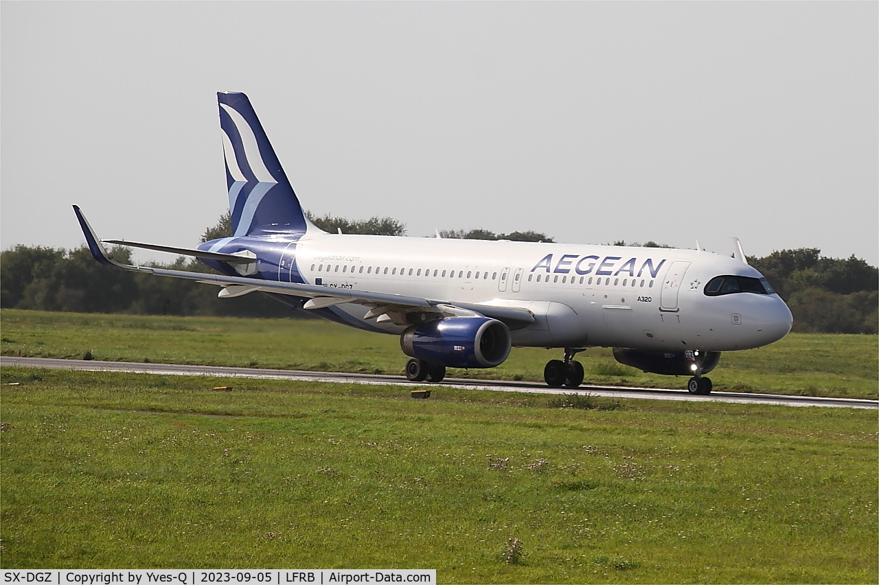 SX-DGZ, 2015 Airbus A320-232 C/N 6643, Airbus A320-232, Taxiing rwy 25L, Brest-Bretagne airport (LFRB-BES)