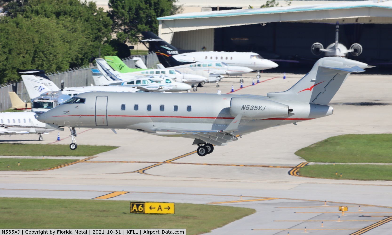 N535XJ, 2006 Bombardier Challenger 300 (BD-100-1A10) C/N 20137, Challenger 300 zx