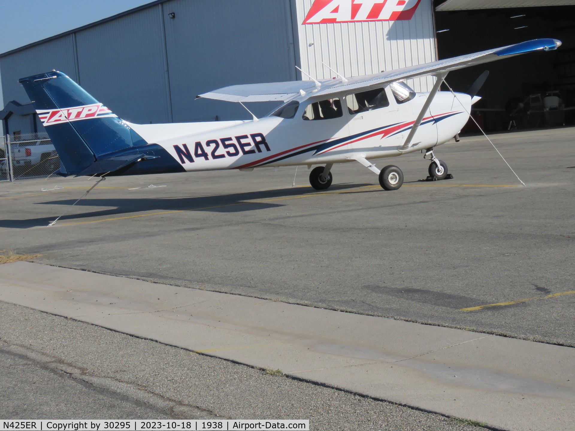 N425ER, 1998 Cessna 172R C/N 17280646, Parked