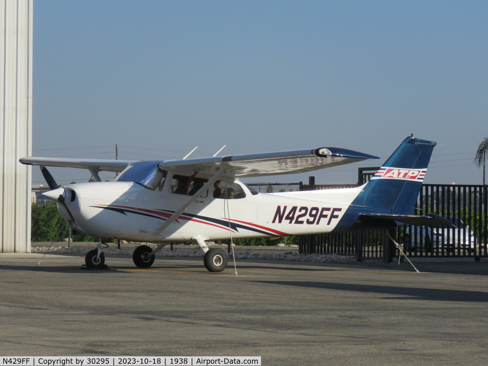 N429FF, 2004 Cessna 172R C/N 17281229, Parked