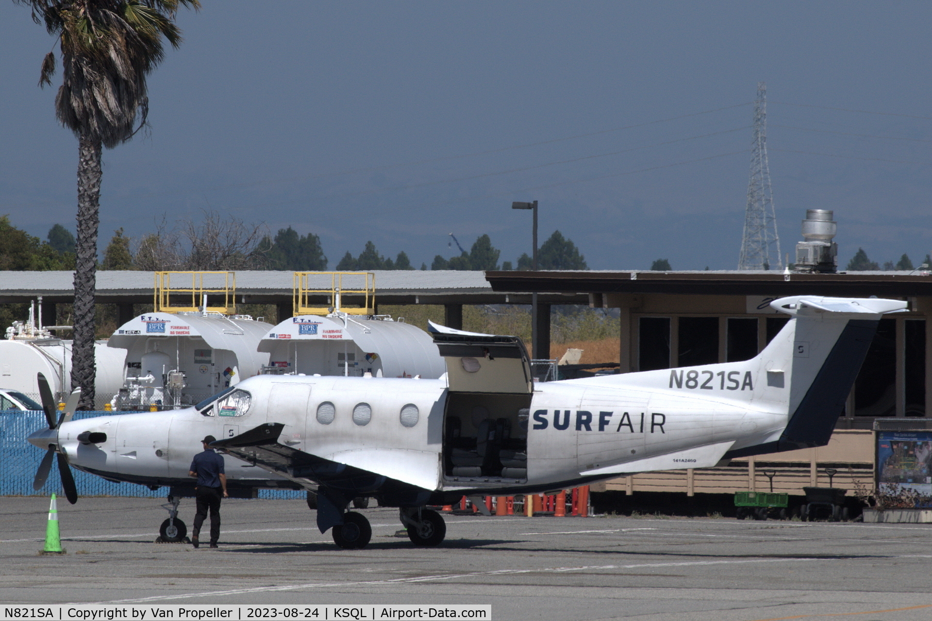 N821SA, 2015 Pilatus PC-12/47E C/N 1516, Surf Air Pilatus PC-12/47E on the platform of San Carlos airport, CA