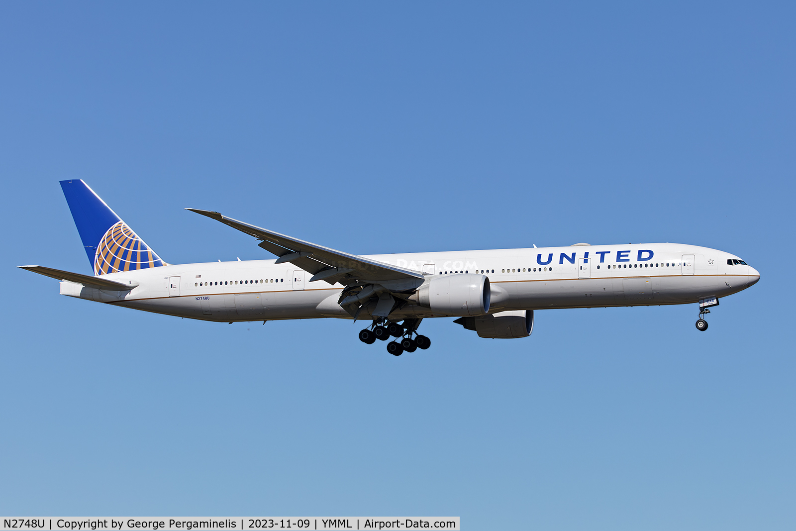 N2748U, 2018 Boeing 777-300/ER C/N 64994, Short final 34.