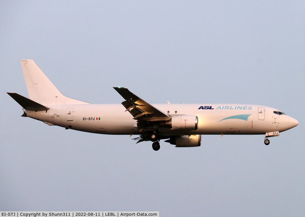 EI-STJ, 1997 Boeing 737-490F C/N 28885, Landing rwy 01