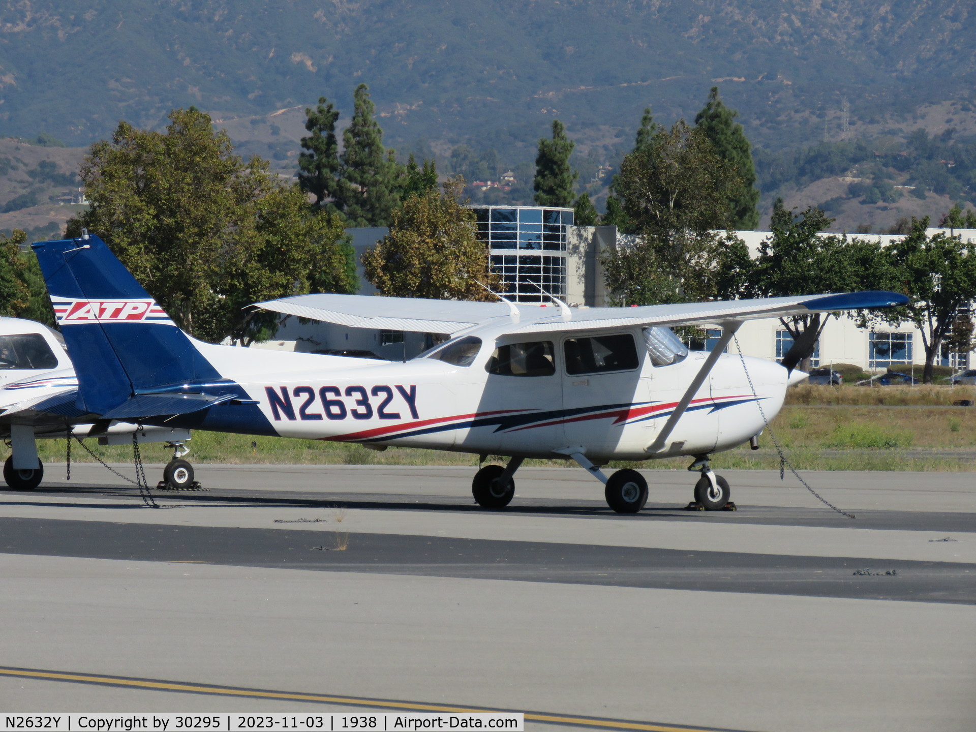 N2632Y, 1998 Cessna 172R C/N 17280570, Parked