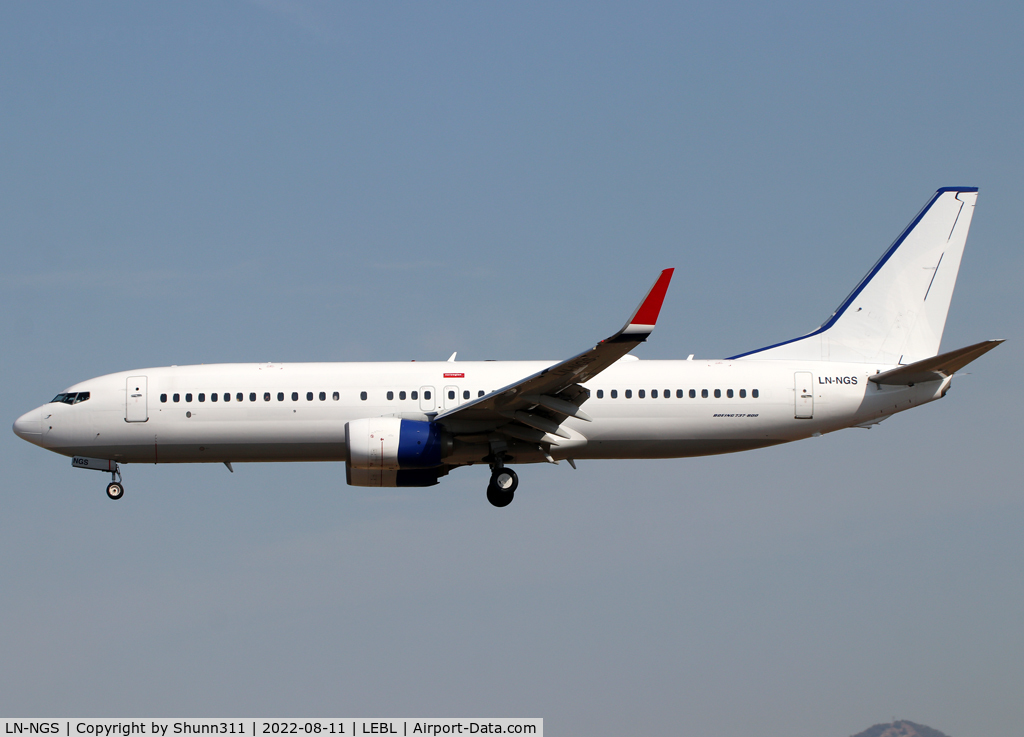 LN-NGS, 2014 Boeing 737-8JP C/N 39029, Landing rwy 24R in all white c/s