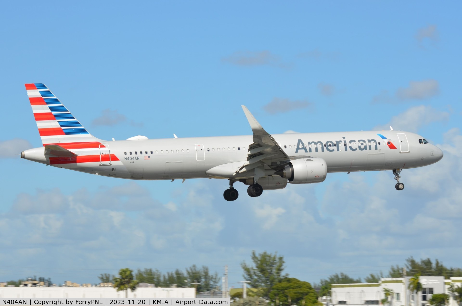N404AN, 2019 Airbus A321-253NX C/N 8758, American A321 Neo landing on 01R