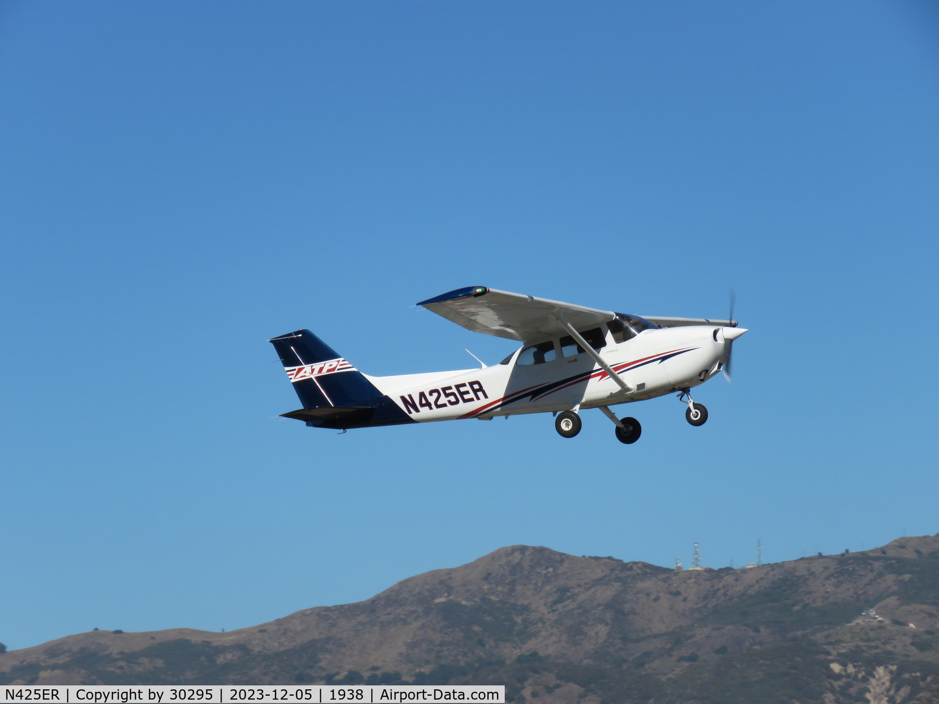 N425ER, 1998 Cessna 172R C/N 17280646, Airbourne