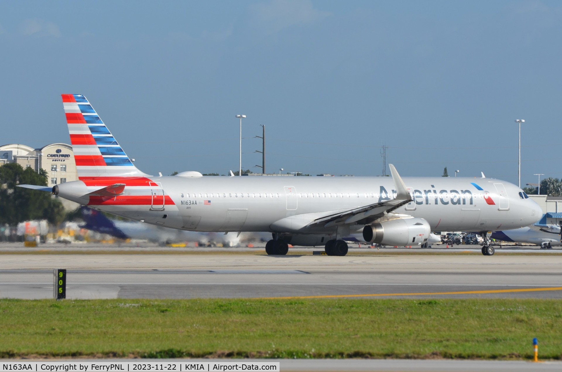 N163AA, 2016 Airbus A321-231 C/N 6866, American A321 ready for departure