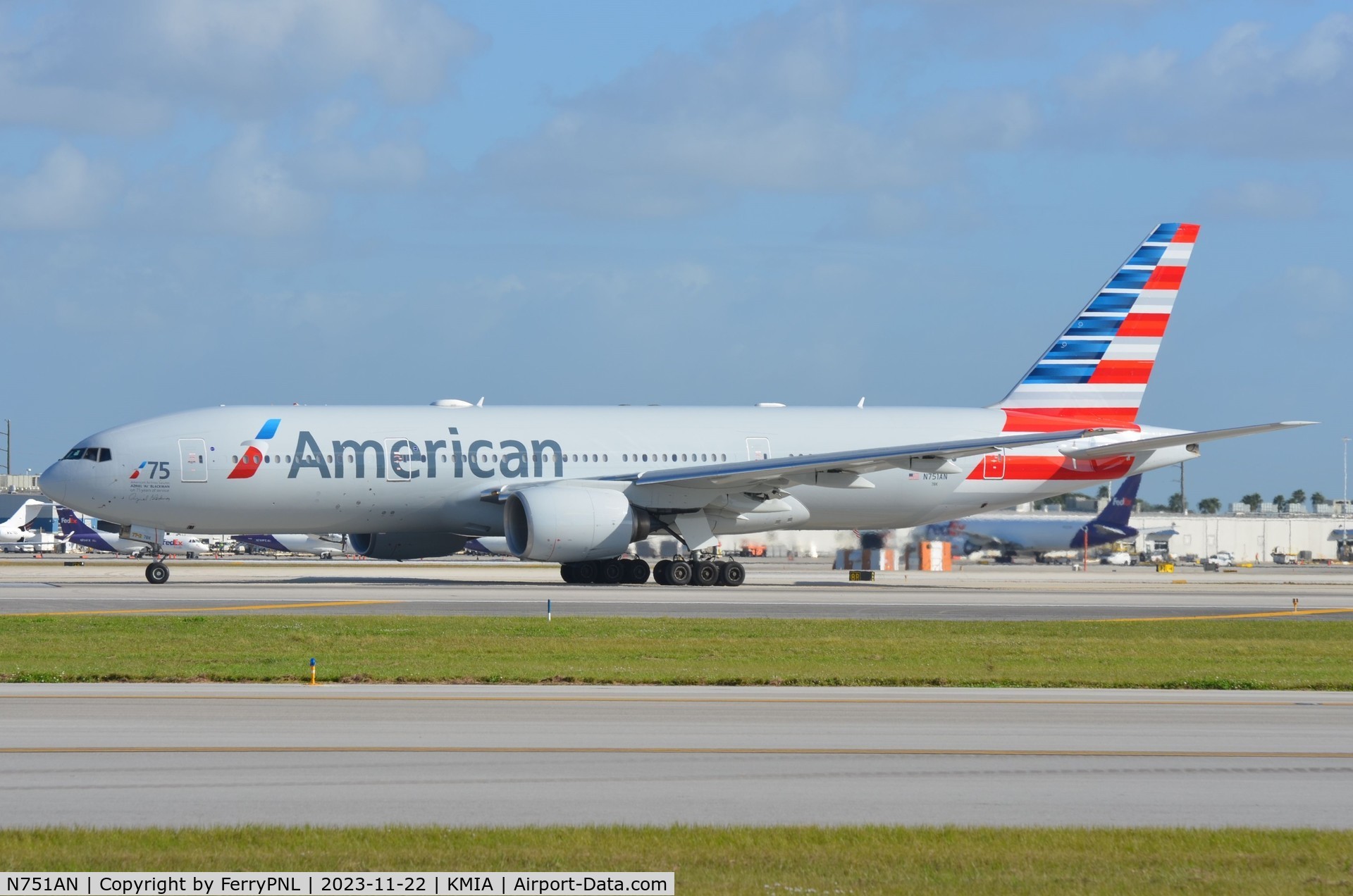 N751AN, 2001 Boeing 777-223 C/N 30798, American B772 taxying for departure