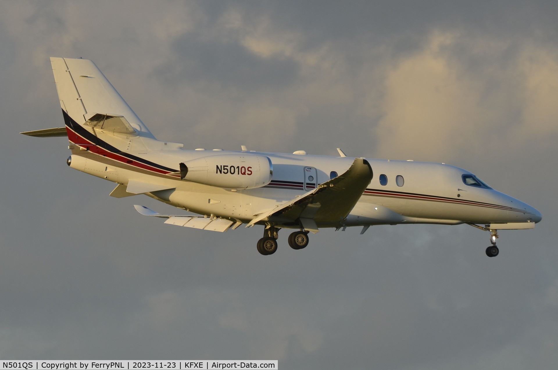N501QS, 2016 Cessna 680A Citation Latitude C/N 680A-0037, Sunset landing for this Netjets Ce680A