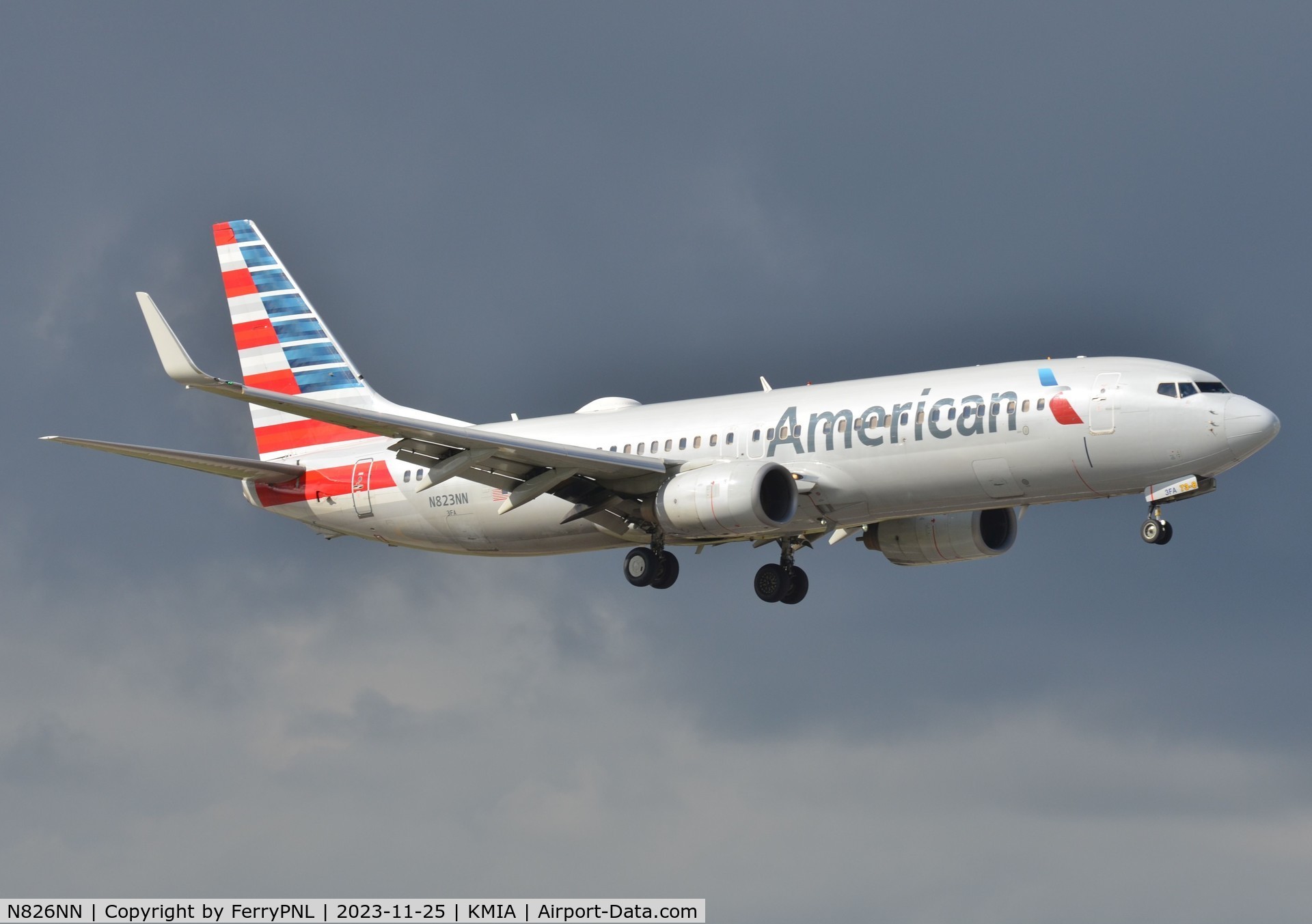 N826NN, 2010 Boeing 737-823 C/N 31089, American B738 landing in MIA