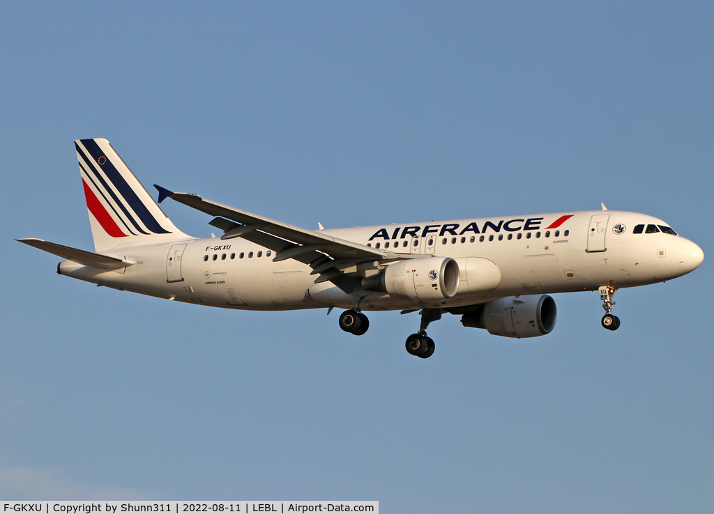 F-GKXU, 2009 Airbus A320-214 C/N 4063, Landing rwy 24R in modified new c/s... Named 'Auxerre'