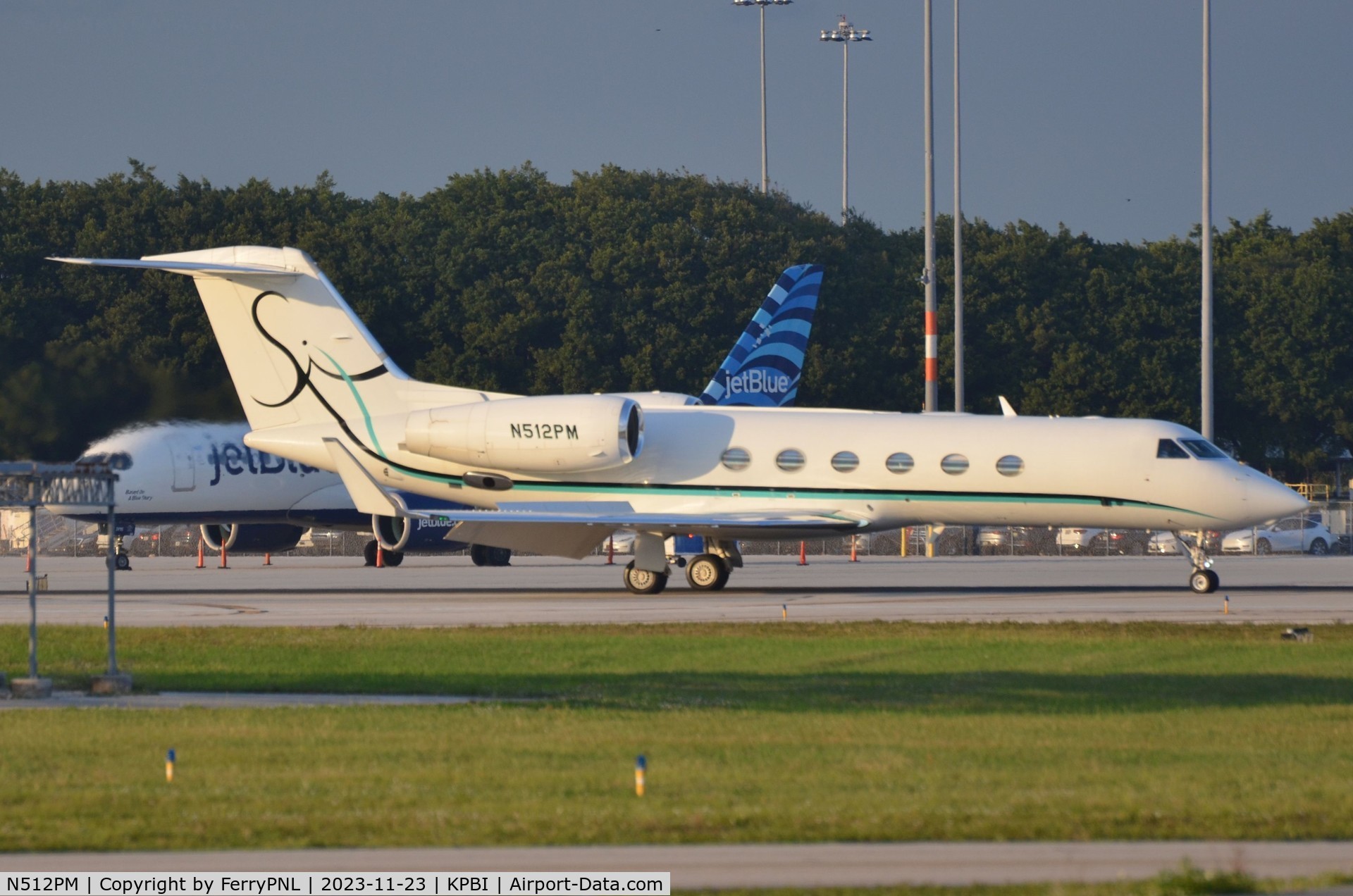 N512PM, Gulfstream Aerospace GIV-X (G450) C/N 4167, EBTS G450 taxying past