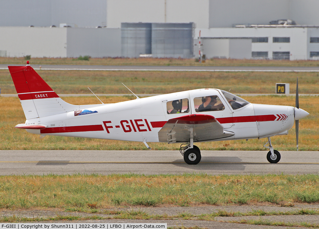 F-GIEI, Piper PA-28-161 Cadet C/N 28-41164, Taxiing to the General Aviation area...
