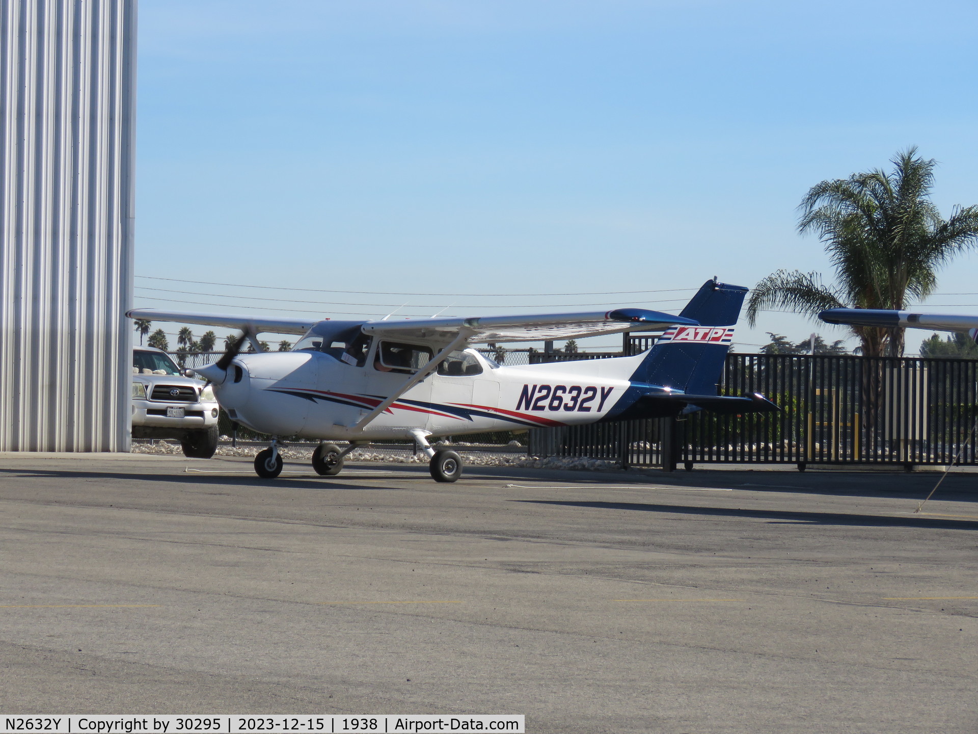 N2632Y, 1998 Cessna 172R C/N 17280570, Parked