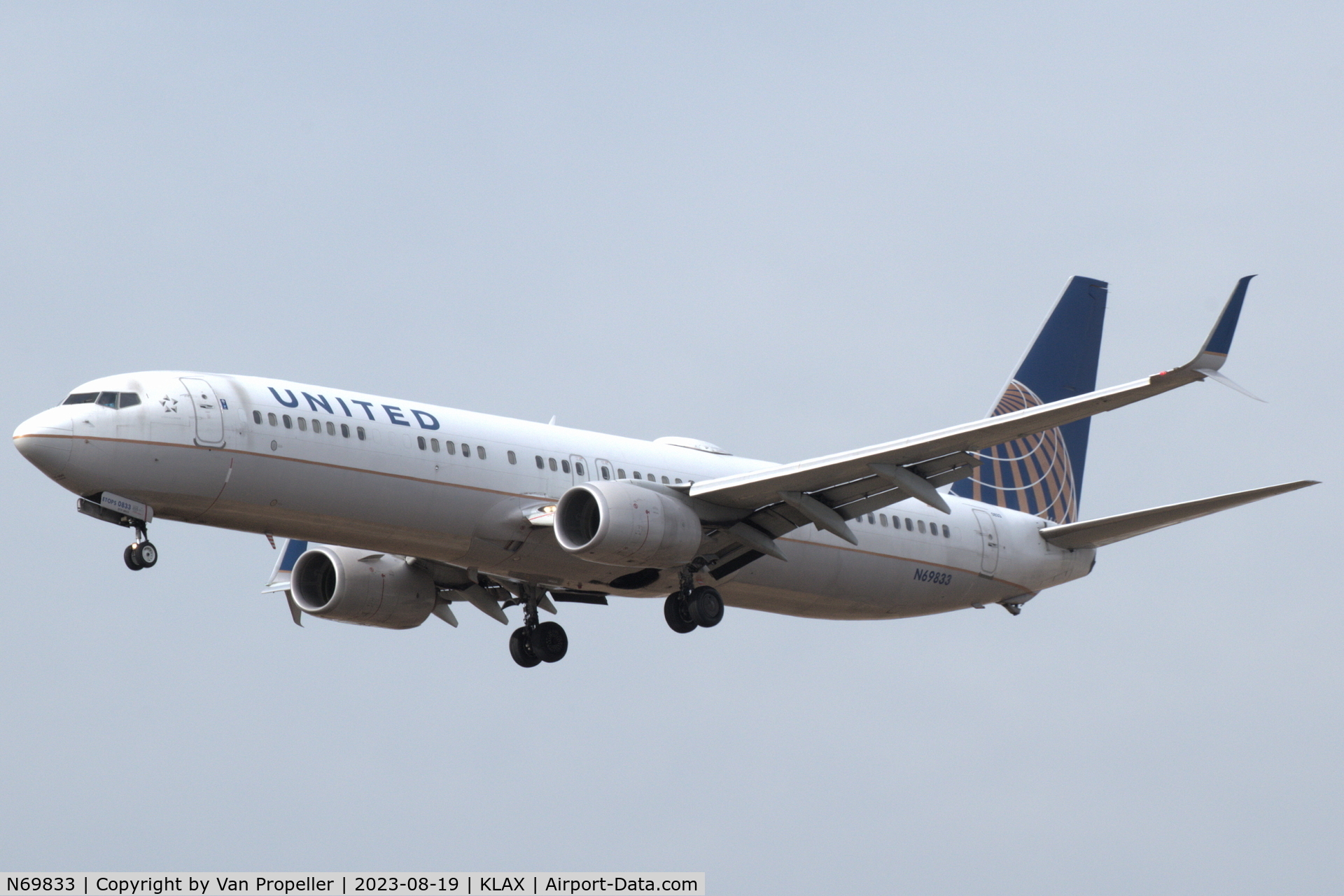 N69833, 2014 Boeing 737-924/ER C/N 44565, United Airlines Boeing 737-924ER on approach to LAX