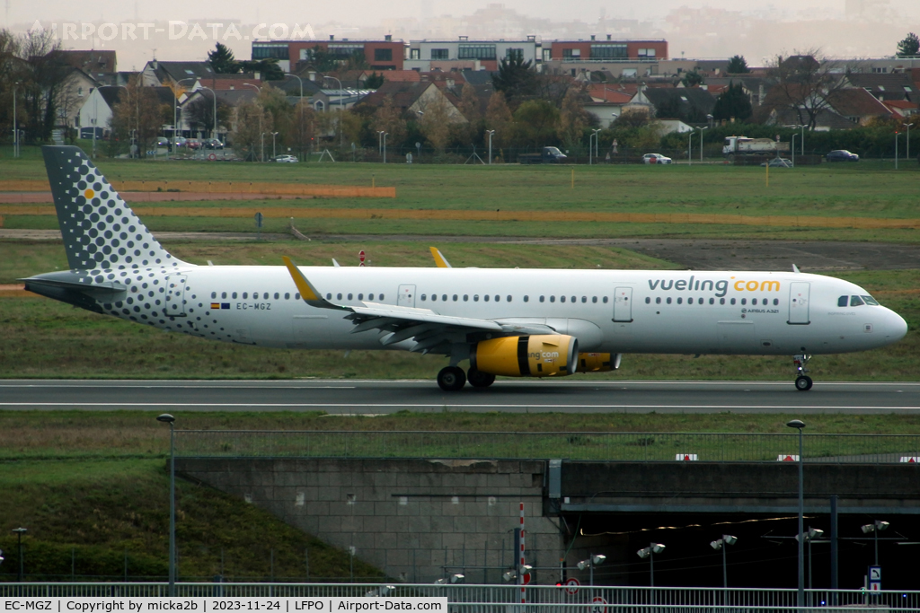 EC-MGZ, 2015 Airbus A321-231 C/N 6660, Taxiing