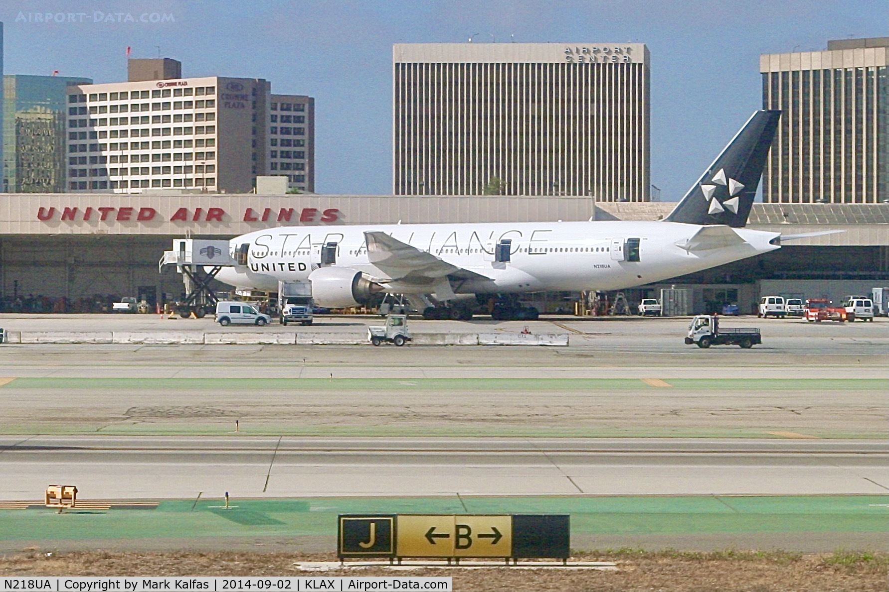 N218UA, 2001 Boeing 777-222 C/N 30222, B772 United Airlines Boeing 777-222 N218UA at LAX Maintenace