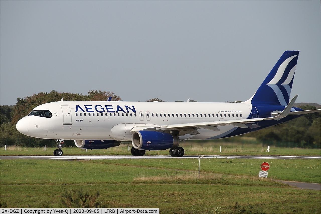 SX-DGZ, 2015 Airbus A320-232 C/N 6643, Airbus A320-232, Take off run rwy 25L, Brest-Bretagne airport (LFRB-BES)