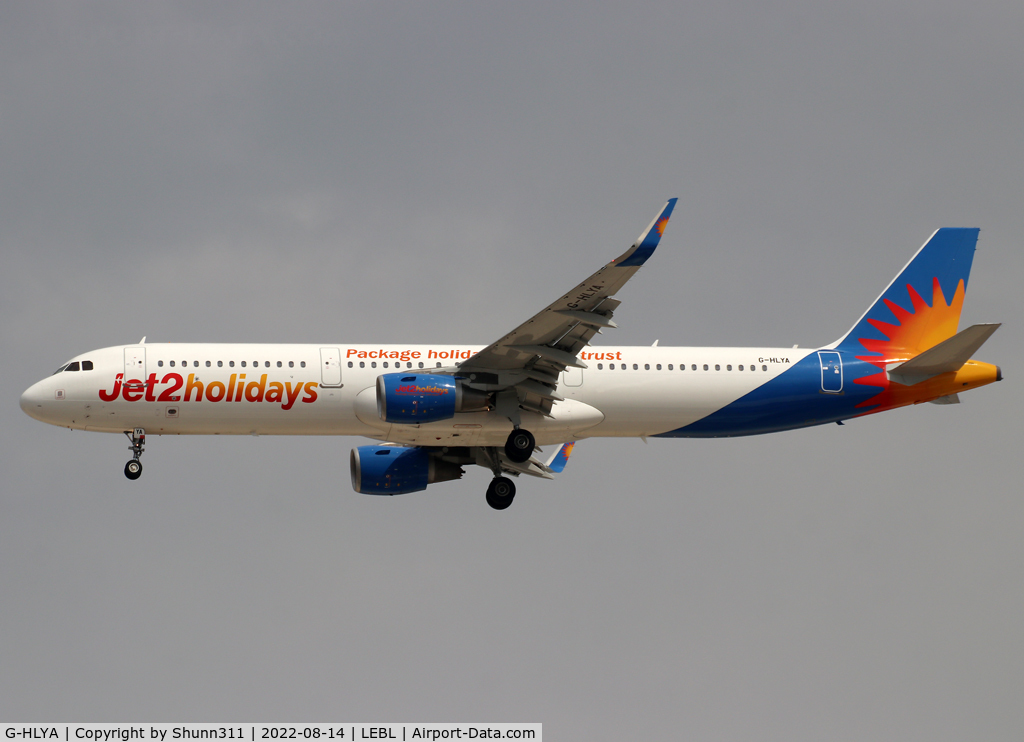G-HLYA, 2014 Airbus A321-211 C/N 6038, Landing rwy 24R